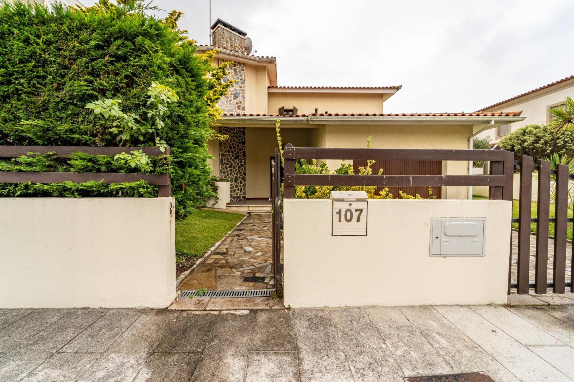 Amorosa Villa, 500M From The Beach By House And People エクステリア 写真